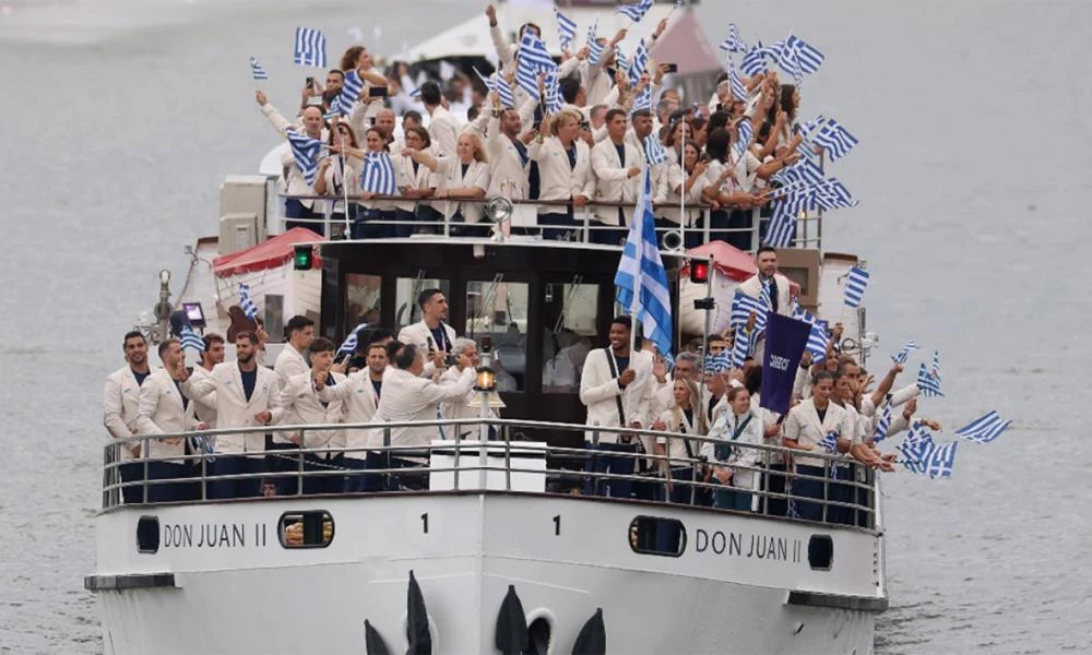 Ολυμπιακοί Αγώνες 2024: Η ελληνική ομάδα στην κορυφή της παρέλασης - Η συγκινητική είσοδος της αποστολής μας με το πρώτο πλοιάριο (βίντεο)
